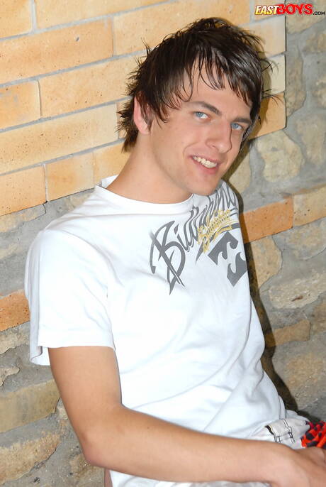 Le minet chaud Earl se déshabille et montre son cul chaud