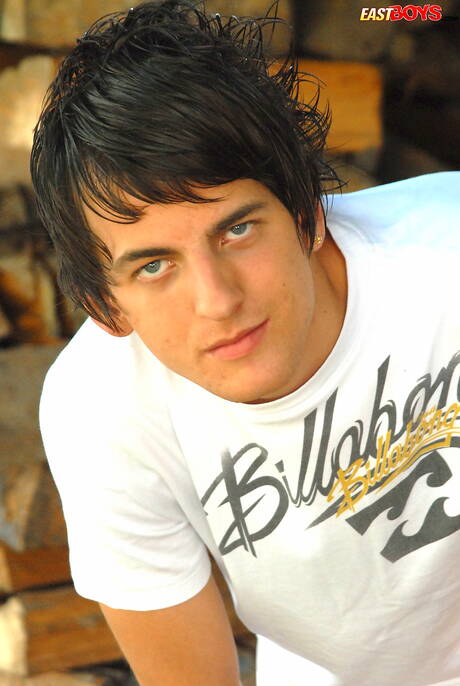 Le minet chaud Earl se déshabille et montre son cul chaud