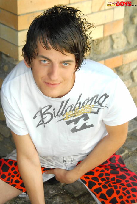 Le minet chaud Earl se déshabille et montre son cul chaud