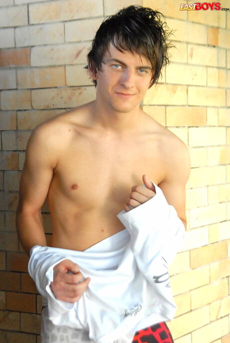 Il ragazzo sexy Earl si spoglia e mostra il suo culo caldo