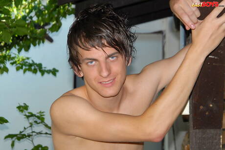 Le minet chaud Earl se déshabille et montre son cul chaud