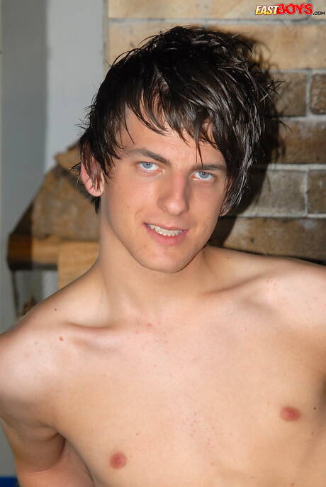 Le minet chaud Earl se déshabille et montre son cul chaud