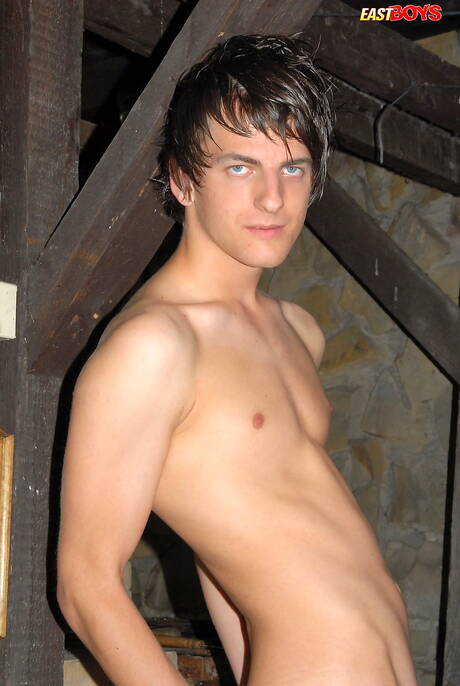 Le minet chaud Earl se déshabille et montre son cul chaud