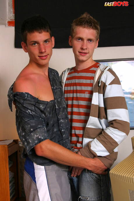 Le jeune mec Fila et le jeune garçon Juraj dans une scène de fellation