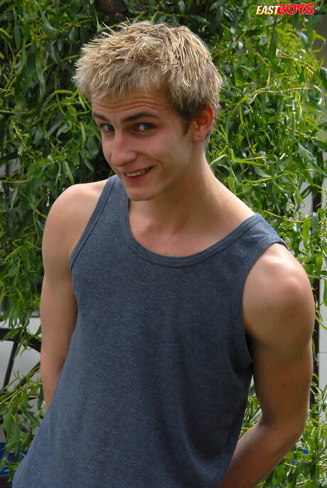 Twink Olegin 在戶外裸體擺造型