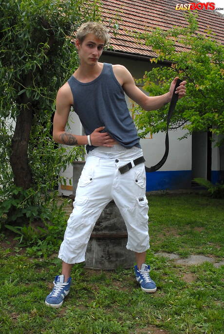 Twink Olegin 在戶外裸體擺造型