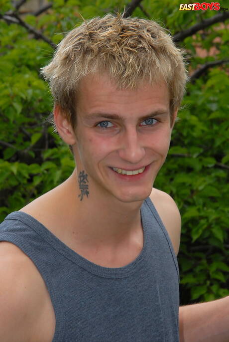 Twink Olegin 在戶外裸體擺造型