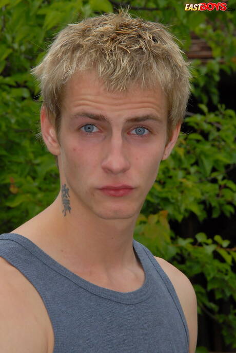 Twink Olegin 在戶外裸體擺造型