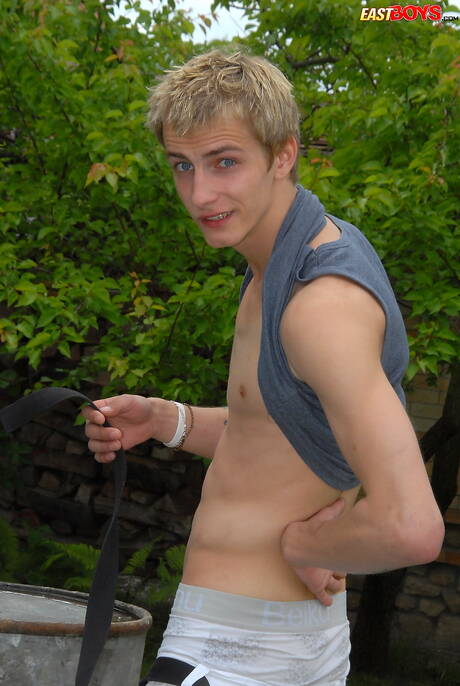 Twink Olegin 在戶外裸體擺造型