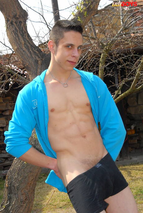 Hunk Janos posando nu ao ar livre