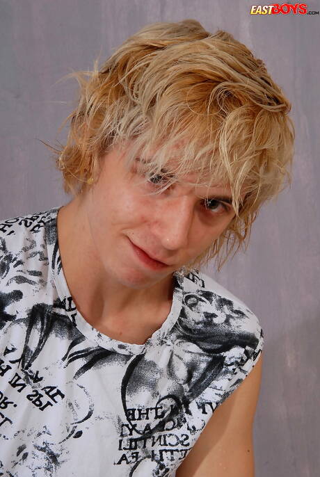 年輕小夥子諾曼裸體擺造型