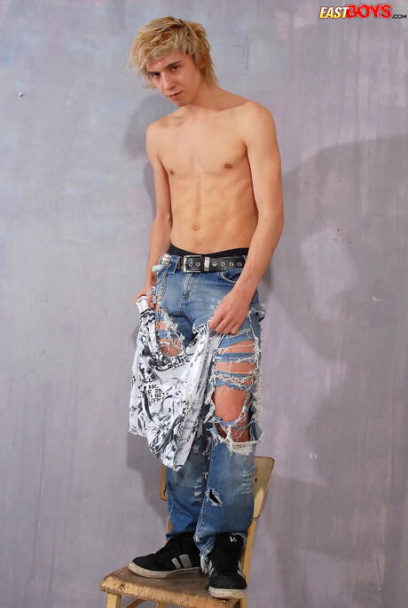 年輕小夥子諾曼裸體擺造型