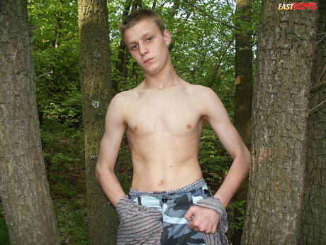 Il bellissimo ragazzo Frederik si spoglia e mostra il suo culo stretto all