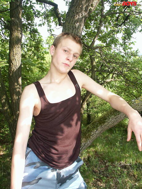 Il bellissimo ragazzo Frederik si spoglia e mostra il suo culo stretto all