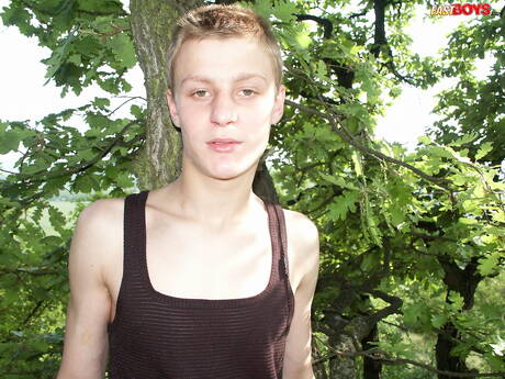 Il bellissimo ragazzo Frederik si spoglia e mostra il suo culo stretto all