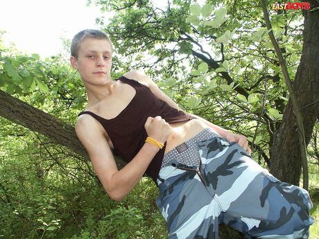 Il bellissimo ragazzo Frederik si spoglia e mostra il suo culo stretto all