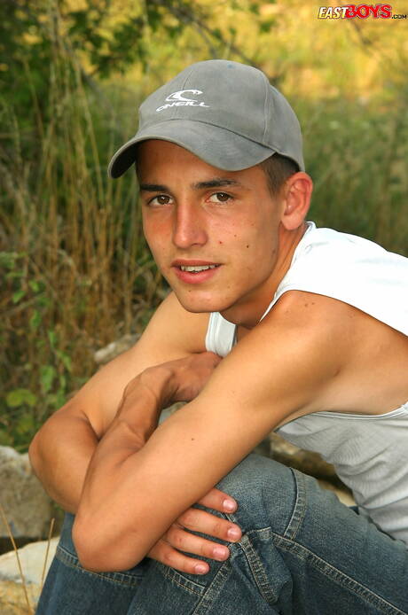 Pretty boy Dave posing naked and showing hot ass outdoor