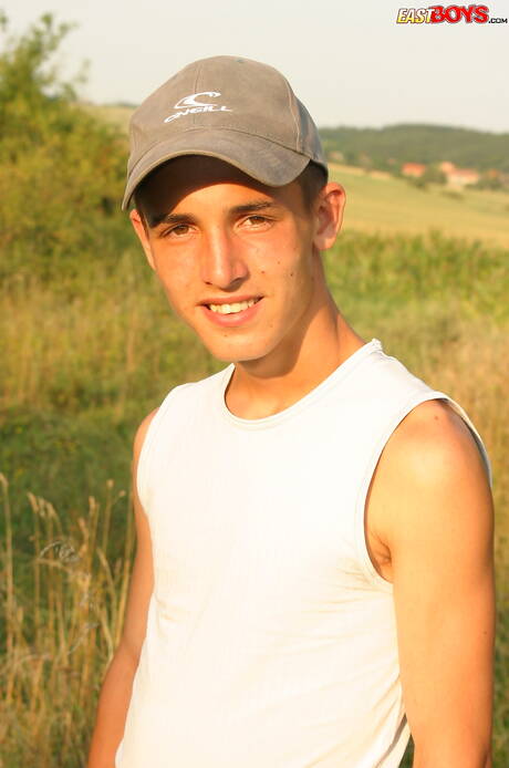 East Boys: Pretty boy Dave posing naked and showing hot ass outdoor