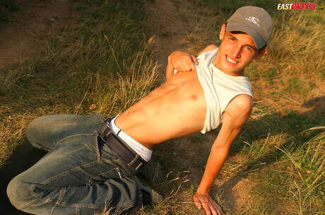 Pretty boy Dave posing naked and showing hot ass outdoor