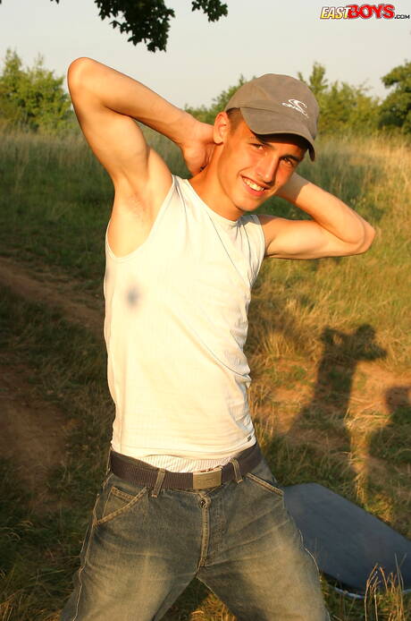 Pretty boy Dave posing naked and showing hot ass outdoor