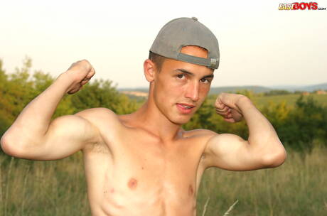 Pretty boy Dave posing naked and showing hot ass outdoor