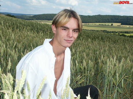 性感小鮮肉 Budimir 在戶外用性玩具自慰