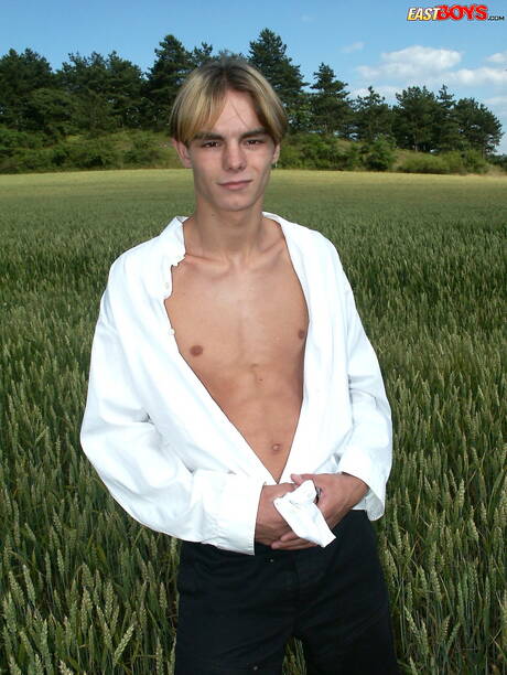 Heißer Twink Budimir wichst draußen mit Sexspielzeug