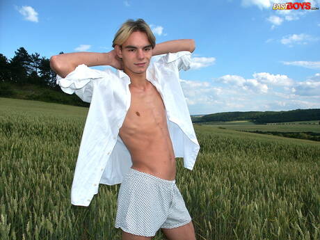 Heißer Twink Budimir wichst draußen mit Sexspielzeug