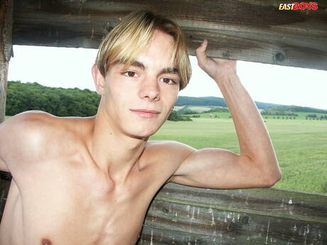 Heißer Twink Budimir wichst draußen mit Sexspielzeug