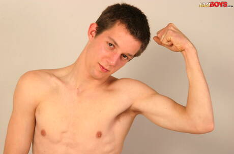 O gostoso Gabriel provocando seu pau