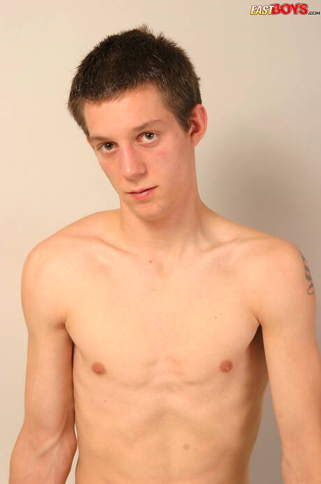 O gostoso Gabriel provocando seu pau