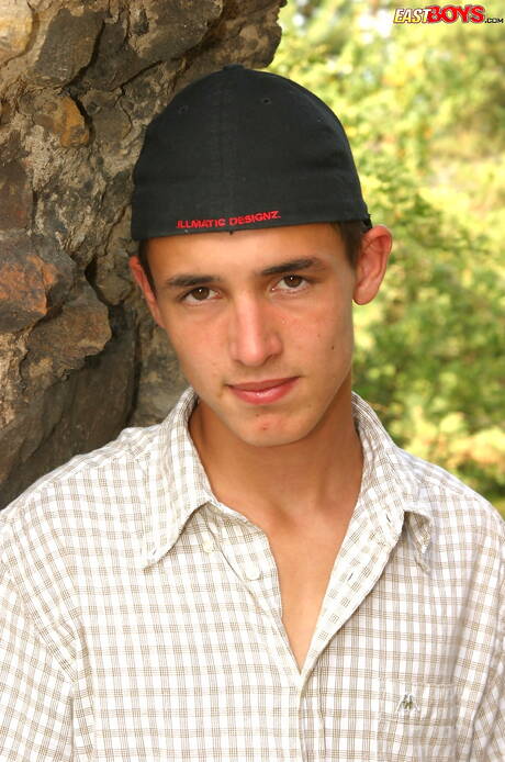 Young dude Dave wanking outside