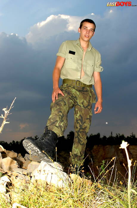 Der heiße Twink Zenja posiert nackt und zeigt seinen engen Arsch im Freien