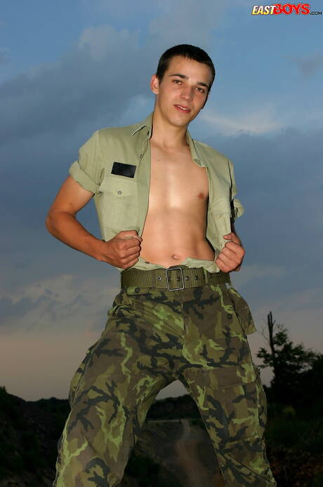 Der heiße Twink Zenja posiert nackt und zeigt seinen engen Arsch im Freien