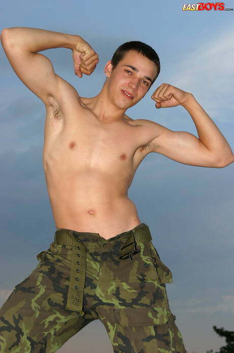 Der heiße Twink Zenja posiert nackt und zeigt seinen engen Arsch im Freien