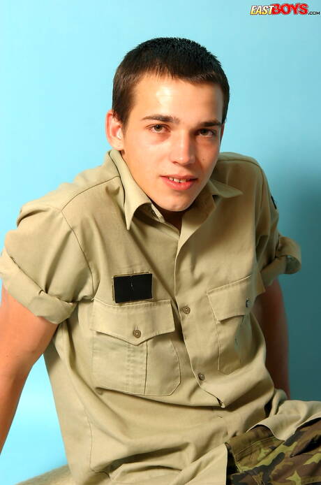 Der heiße Twink Zenja posiert nackt und zeigt seinen engen Arsch im Freien