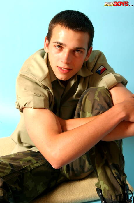 Der heiße Twink Zenja posiert nackt und zeigt seinen engen Arsch im Freien