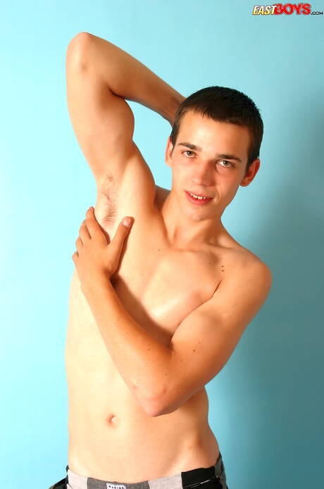 Der heiße Twink Zenja posiert nackt und zeigt seinen engen Arsch im Freien