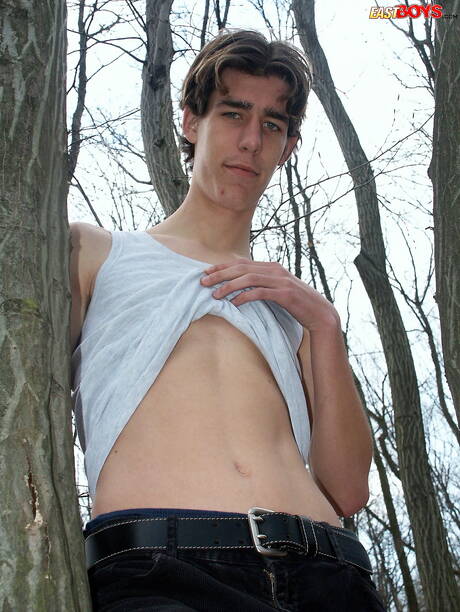 Junger Kerl wichst seinen Schwanz im Freien