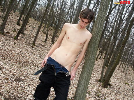 Junger Kerl wichst seinen Schwanz im Freien