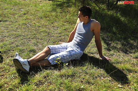 Petr Borek, costaud, montre son corps parfait en extérieur