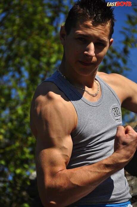 Der bullige Petr Borek zeigt im Freien einen perfekten Körper