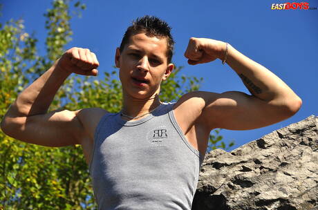 Petr Borek, costaud, montre son corps parfait en extérieur