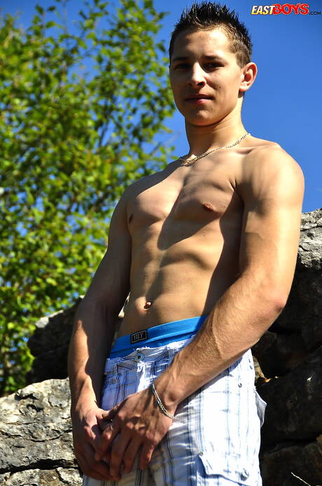 Petr Borek, costaud, montre son corps parfait en extérieur