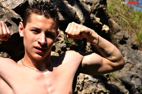 Petr Borek, costaud, montre son corps parfait en extérieur