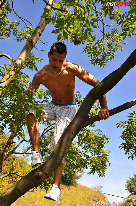 Petr Borek, costaud, montre son corps parfait en extérieur