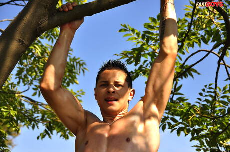 Petr Borek, costaud, montre son corps parfait en extérieur