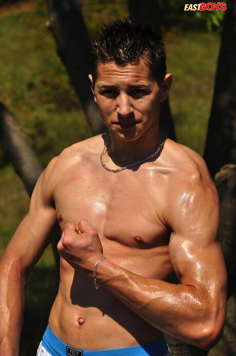 O musculoso Petr Borek mostra um corpo perfeito ao ar livre