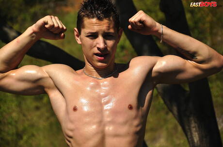 Petr Borek, costaud, montre son corps parfait en extérieur