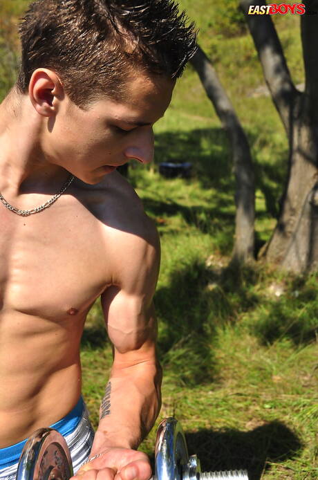 Petr Borek, costaud, montre son corps parfait en extérieur